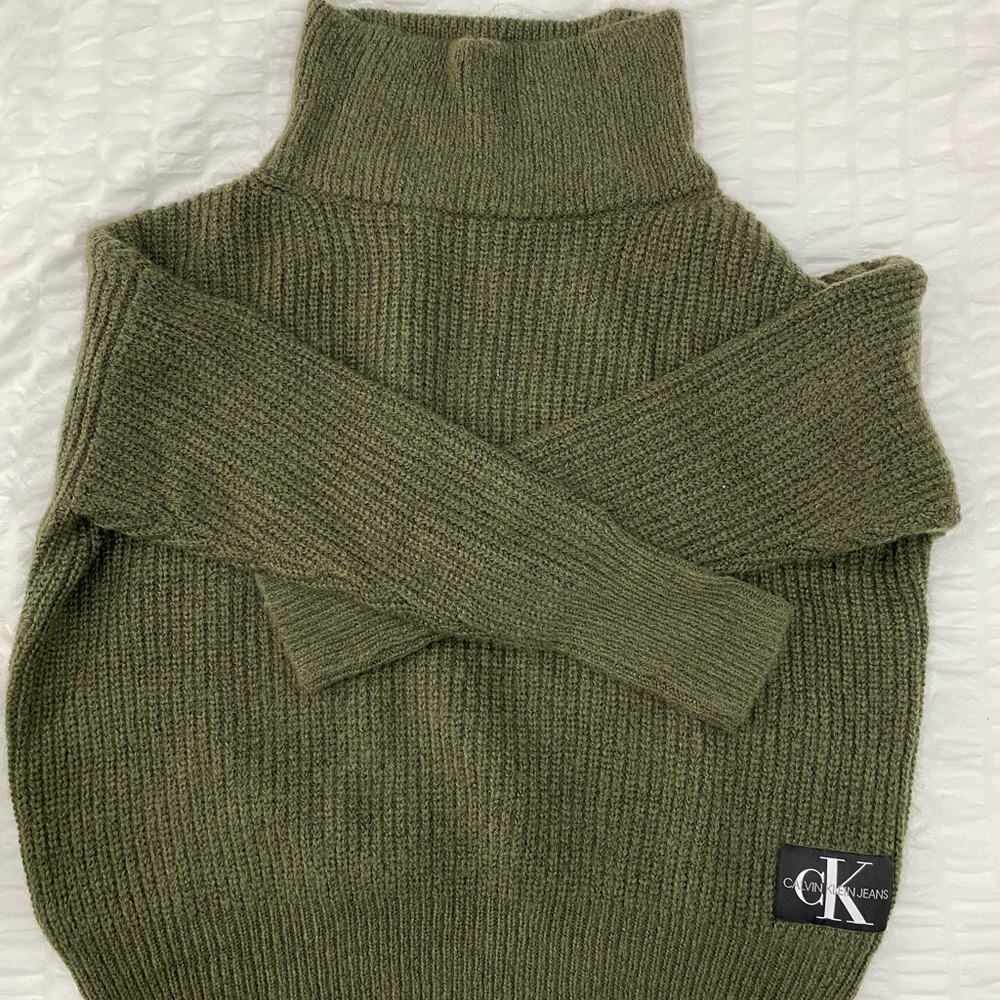 Green turtleneck sweater